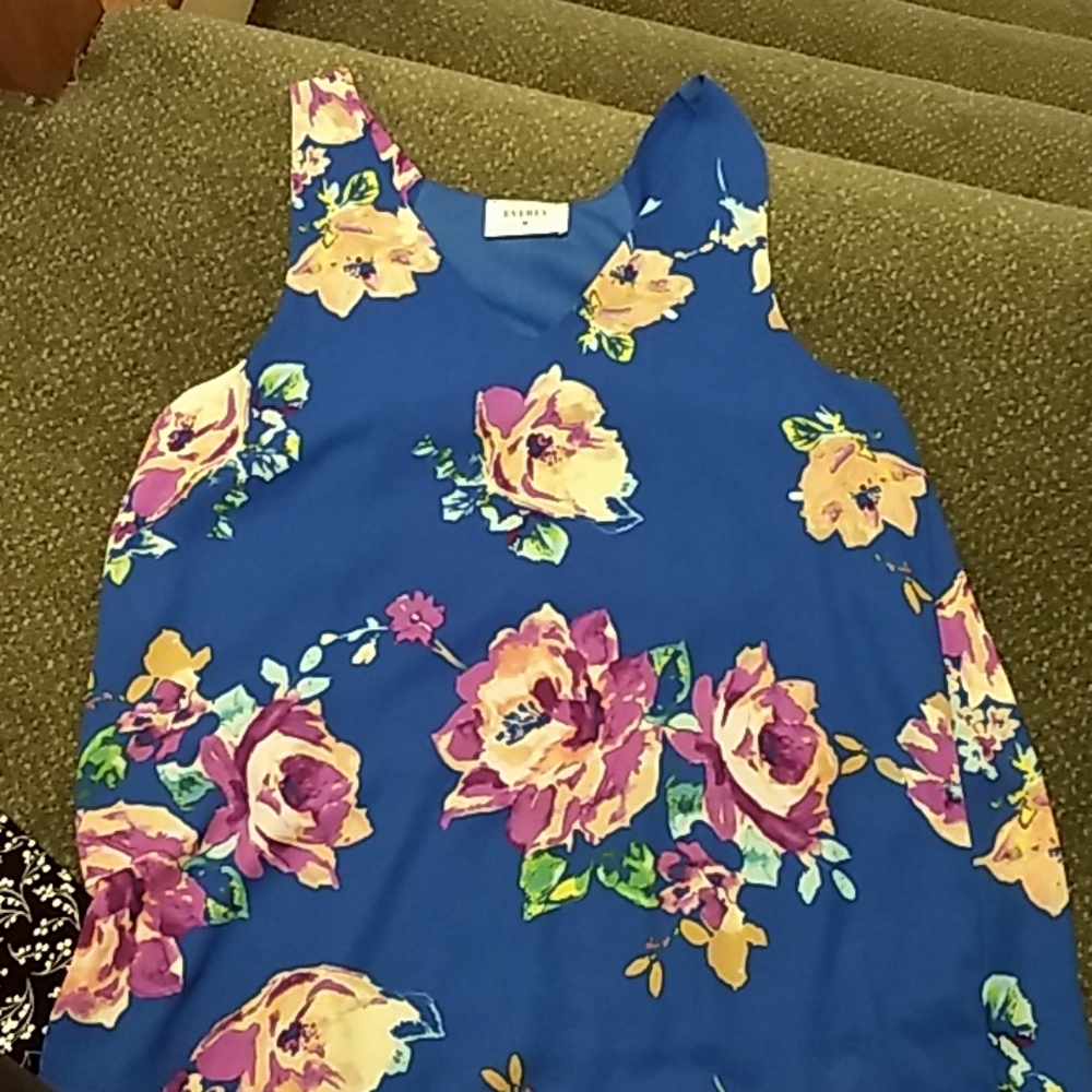 Sleeveless flowered Top